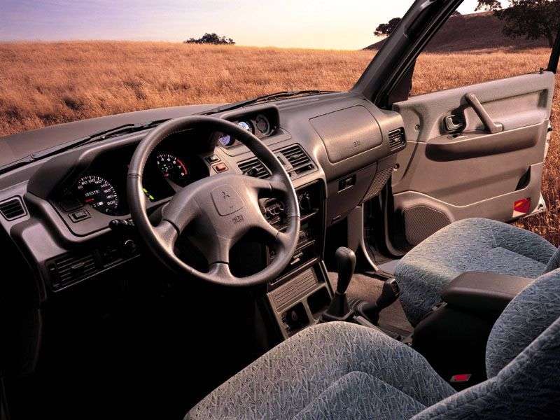 5 drzwiowy SUV Mitsubishi Pajero drugiej generacji [zmiana stylizacji]. 2,4 mln ton (1998 1999)