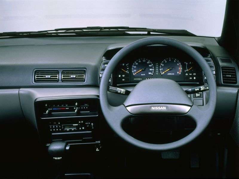 Nissan Prairie M11 Minivan 2.0 AT (1988–1998)