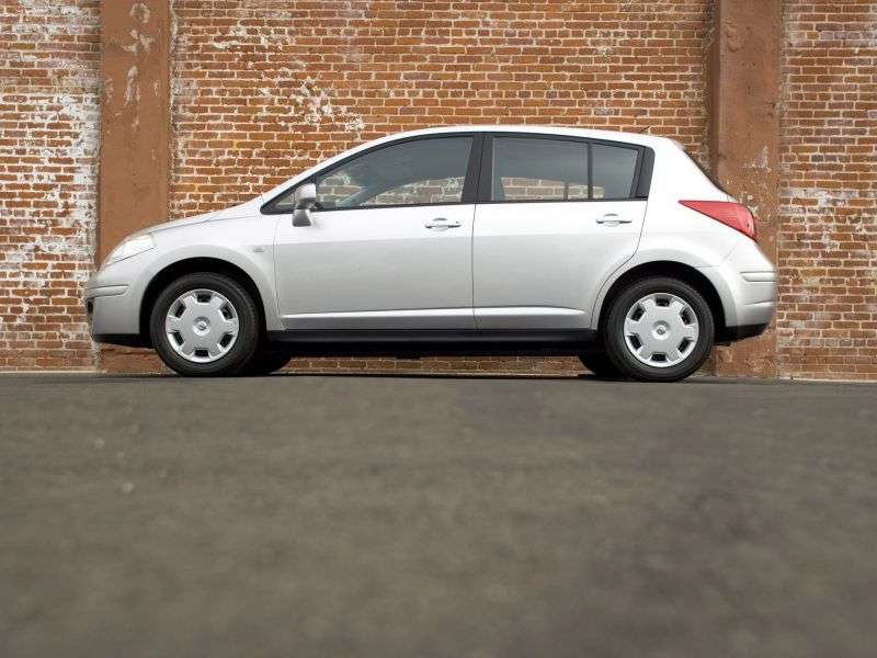 Nissan Versa hatchback 1.8 CVT pierwszej generacji (2006 2009)