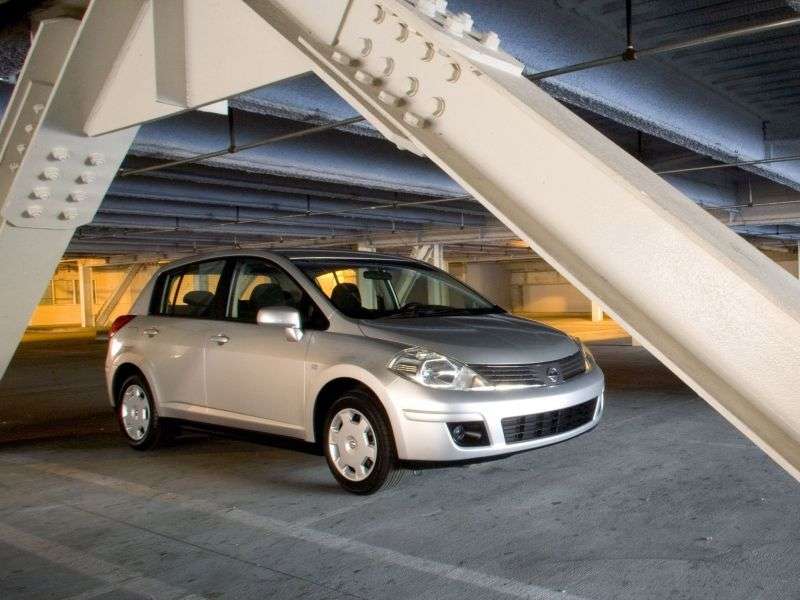 Nissan Versa hatchback 1.8 CVT pierwszej generacji (2006 2009)