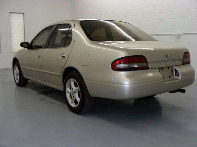 Nissan Altima U13 [zmiana stylizacji] sedan 2.4 AT (1995 1997)