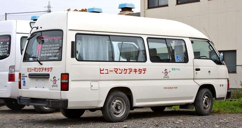 Nissan Caravan E24 Minibus 2.7 D MT 4WD Silk Road Limousine (1990–1993)