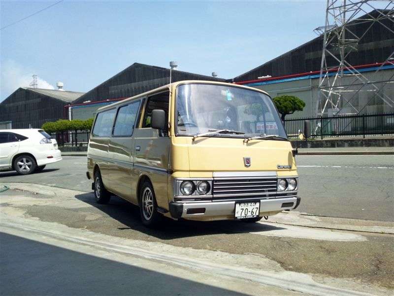 4 drzwiowy minibus Nissan Caravan E23 2.2 D AT z wysokim dachem, długi (1983 1987)