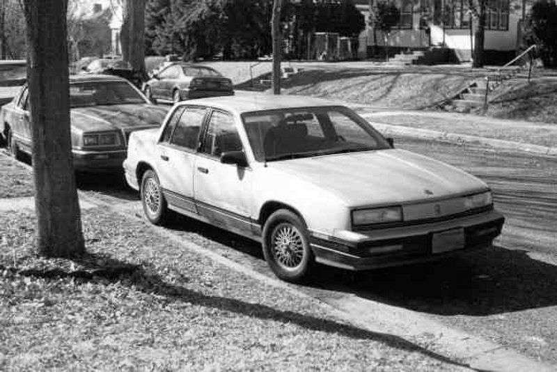 Oldsmobile Cutlass 5th generation Calais 2.3 MT sedan (1988–1991)