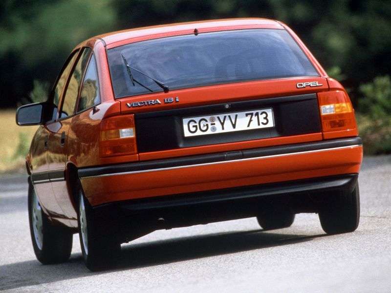 Opel Vectra Achatchback 1.6 MT (1988–1995)