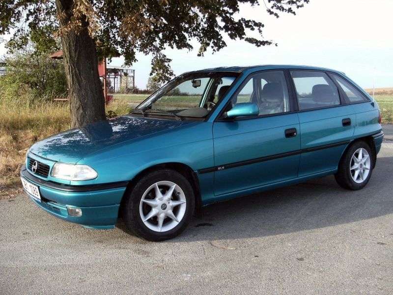 Opel Astra F [zmiana stylizacji] hatchback 5 drzwiowy. 1,6 MT (1994 1996)