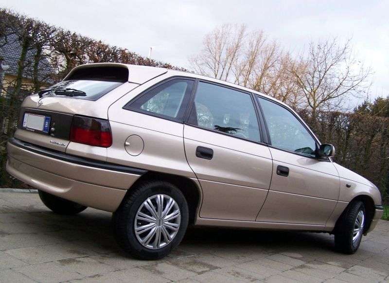 Opel Astra F [restyling] 5 bit hatchback 1.6 AT (1994–1998)