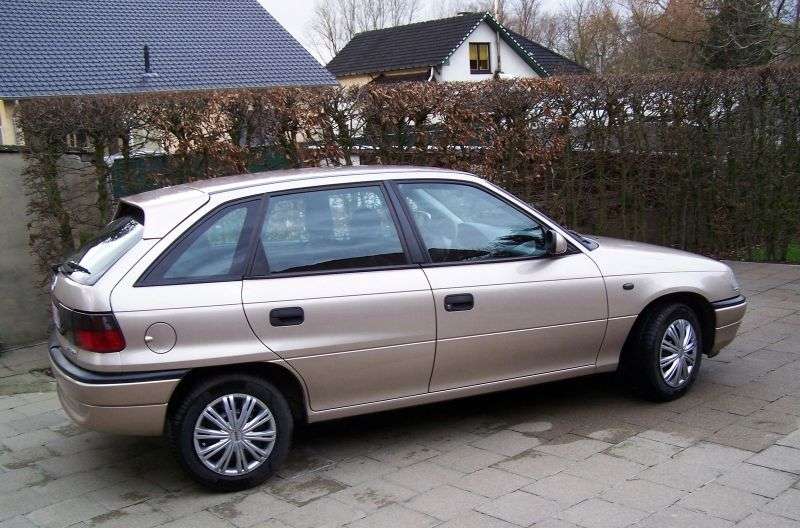 Opel Astra F [zmiana stylizacji] hatchback 5 drzwiowy. 1,6 MT (1994 1996)