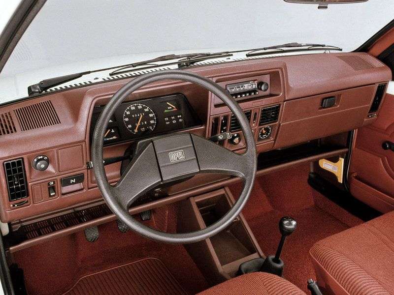 Opel Corsa Ahatchback 1.4i MT (1985 1993)