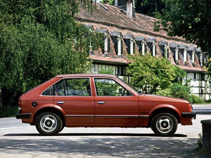 Opel Kadett D hatchback 5 drzwiowy 1,6 mln ton (1979 1984)