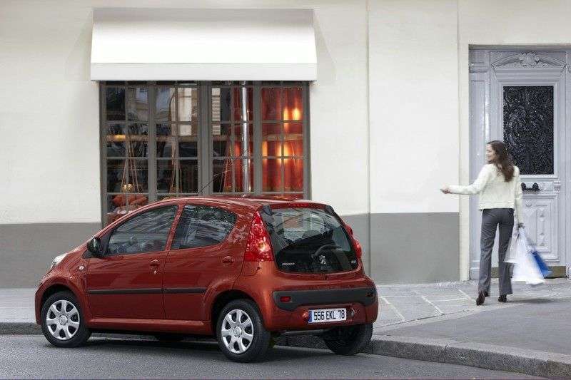 Peugeot 107 (zmiana stylizacji) 5 drzwiowy hatchback pierwszej generacji. 1,0 MT aktywny (2008 2012)