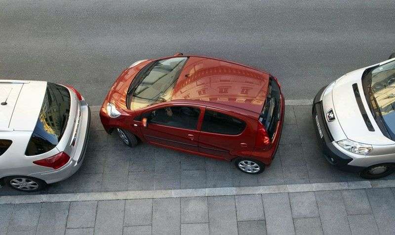 Peugeot 107 (zmiana stylizacji) 5 drzwiowy hatchback pierwszej generacji. 1,0 MT aktywny (2008 2012)