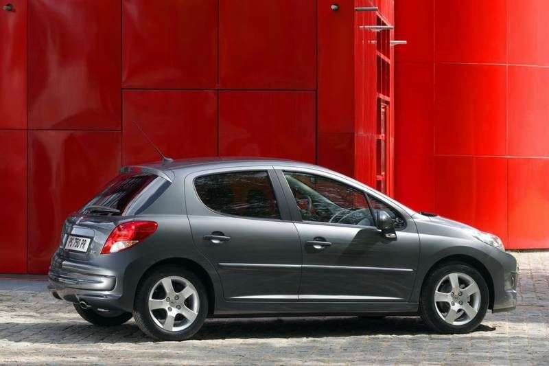 Peugeot 207 (zmiana stylizacji) 5 drzwiowy hatchback pierwszej generacji. 1,4 MT (2009 obecnie)