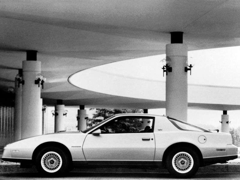 Pontiac Firebird 3rd generation coupe 2 dv. 2.8 MT (1982–1982)