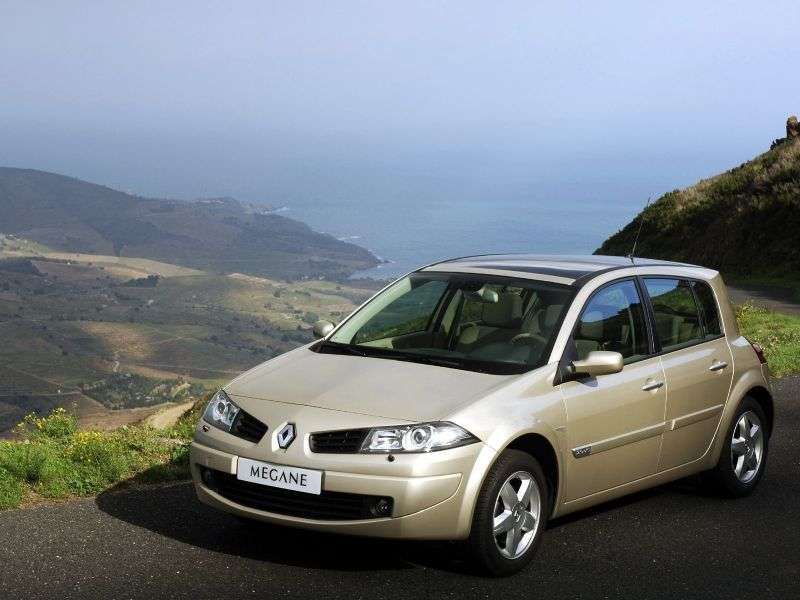 5 drzwiowy hatchback Renault Megane drugiej generacji [zmiana stylizacji]. 2,0 MT (2006 2008)