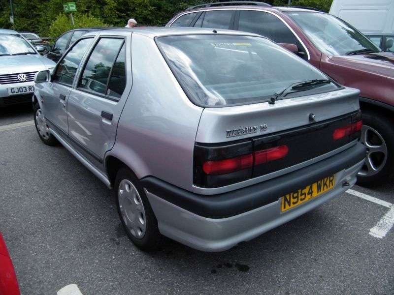 5 drzwiowy hatchback Renault 19 drugiej generacji 1.4i MT (1996 2000)