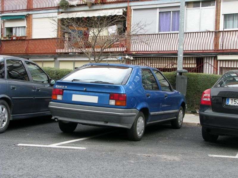 Renault 19 hatchback pierwszej generacji, 5 drzwiowy 1,4 AT (1989 1990)