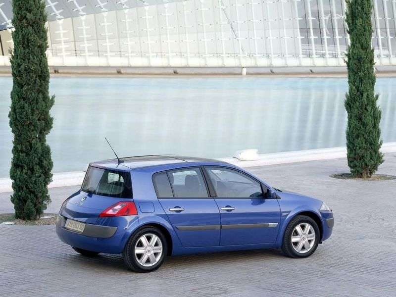 5 drzwiowy hatchback Renault Megane drugiej generacji 2,0 T MT (2004–2006)
