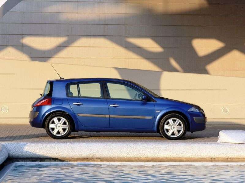 5 drzwiowy hatchback Renault Megane drugiej generacji 2,0 T MT (2004–2006)