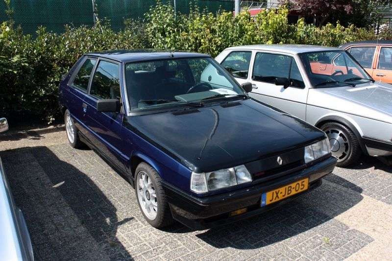 Renault 11 hatchback drugiej generacji 3 drzwiowy 1,2 MT (1986 1989)