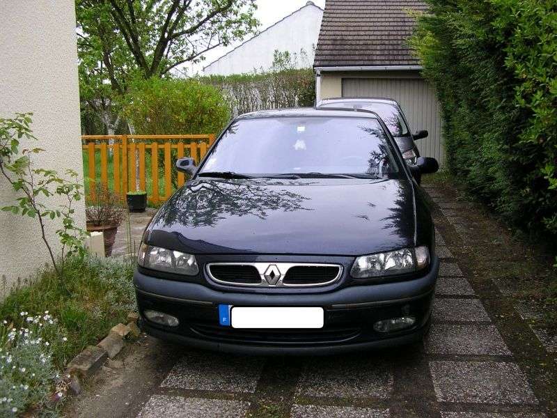 Renault Safrane 1. generacja [zmiana stylizacji] Questor hatchback 5 drzwiowy. 2,5 MT (1996 2000)