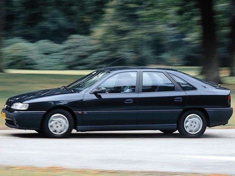 5 drzwiowy hatchback Renault Safrane pierwszej generacji 3,0 AT (1993 1996)