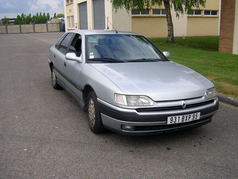5 drzwiowy hatchback Renault Safrane pierwszej generacji 2,2 mln ton (1992 1996)