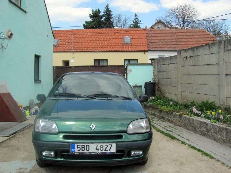 Renault Clio pierwszej generacji [zmiana stylizacji] hatchback 5 drzwiowy. 1,8 MT (1996 1998)