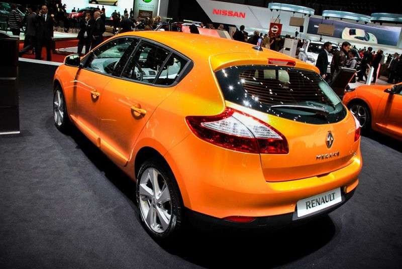 Renault Megane trzeciej generacji [zmiana stylizacji] hatchback 5 drzwiowy. 2.0 MT Dynamique (2012 do chwili obecnej)