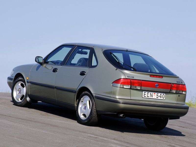 Saab 900 hatchback drugiej generacji 2.0 MT (1993 1998)