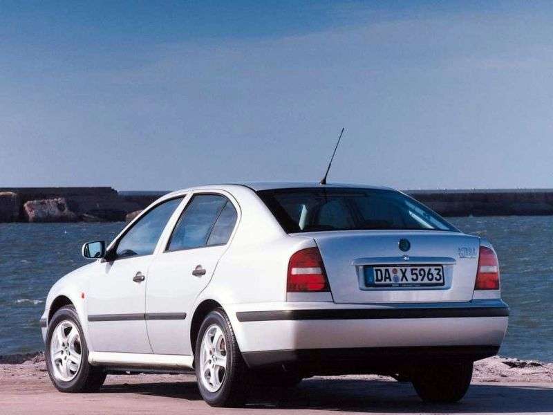 5 drzwiowy liftback Skoda Octavia pierwszej generacji 1,8 MT (1996 1999)
