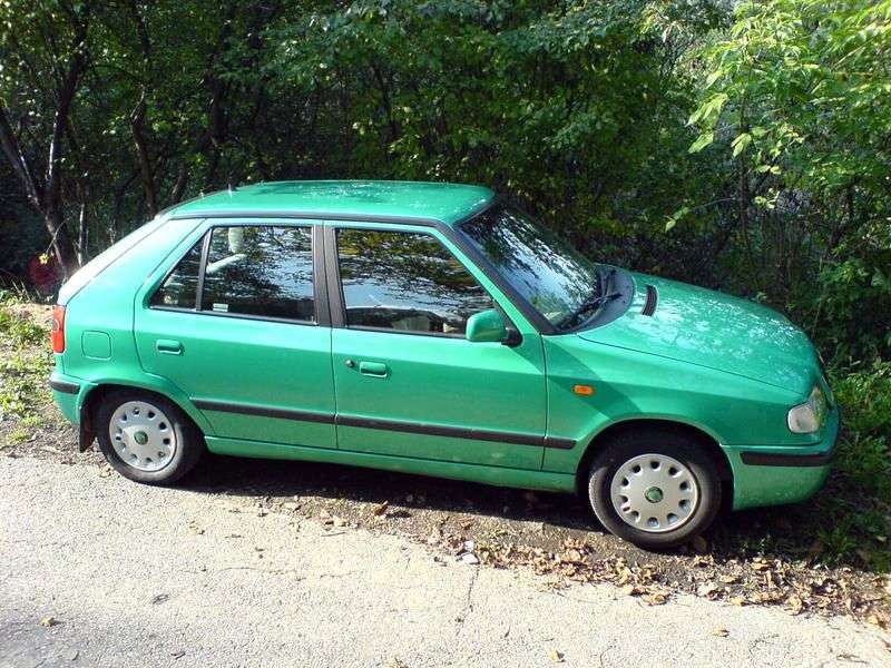 Skoda Felicia 1st generation 1.6 MT hatchback (1995–1998)