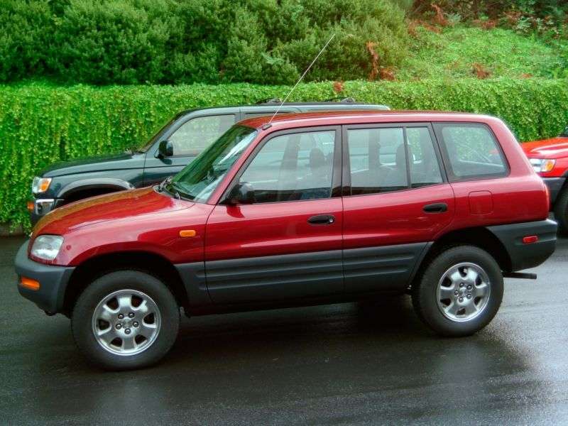 5 drzwiowy crossover Toyota RAV4 pierwszej generacji 2.0 MT AWD (1995 1998)