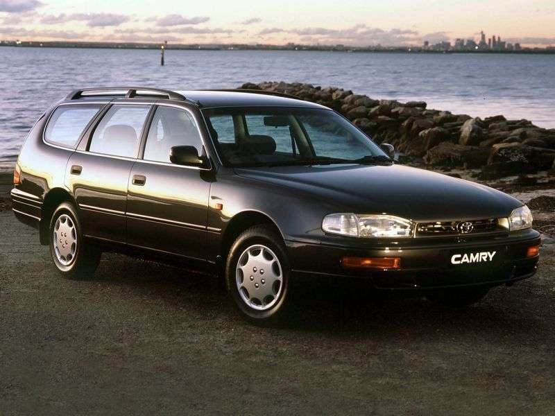 Toyota Camry XV10 kombi 2.2 AT Overdrive (1993 1994)