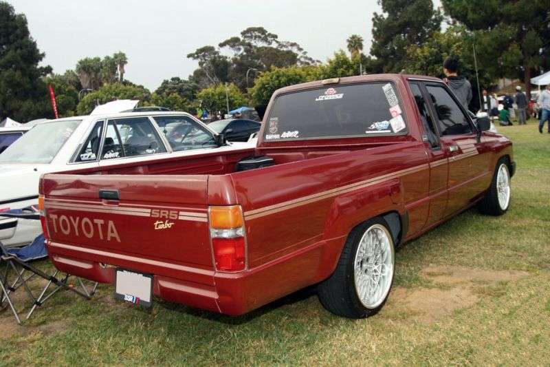 Toyota Hilux czterodrzwiowy pickup Xtracab czwartej generacji 2.5 TD MT AWD (1986 1988)