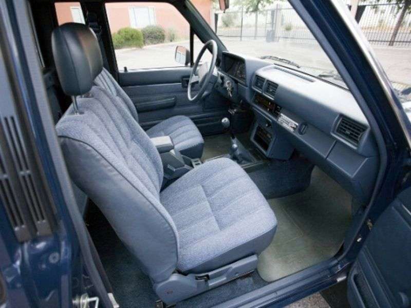 Toyota Hilux czterodrzwiowy pickup Xtracab czwartej generacji 2.4 T MT AWD (1985 1986)
