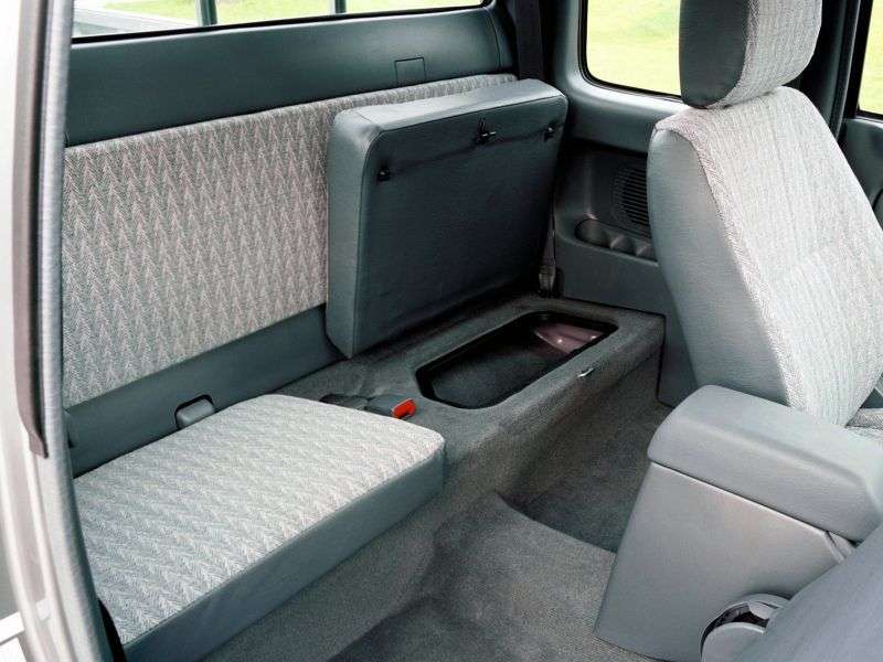 Toyota Hilux 6. generacji [zmiana stylizacji] Xtracab pickup 2 drzwiowy. 3.0 D MT AWD (2001 2004)