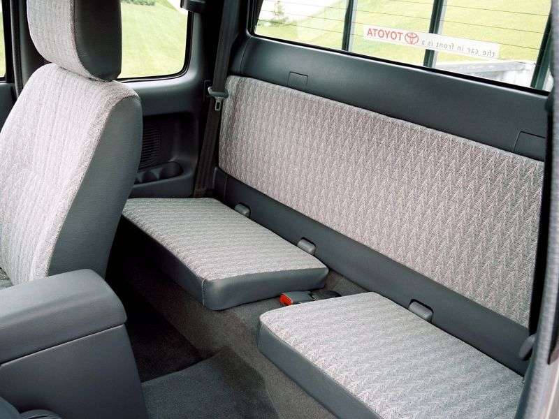 Toyota Hilux 6. generacji [zmiana stylizacji] Xtracab pickup 2 drzwiowy. 2,4 MT (2001 2004)