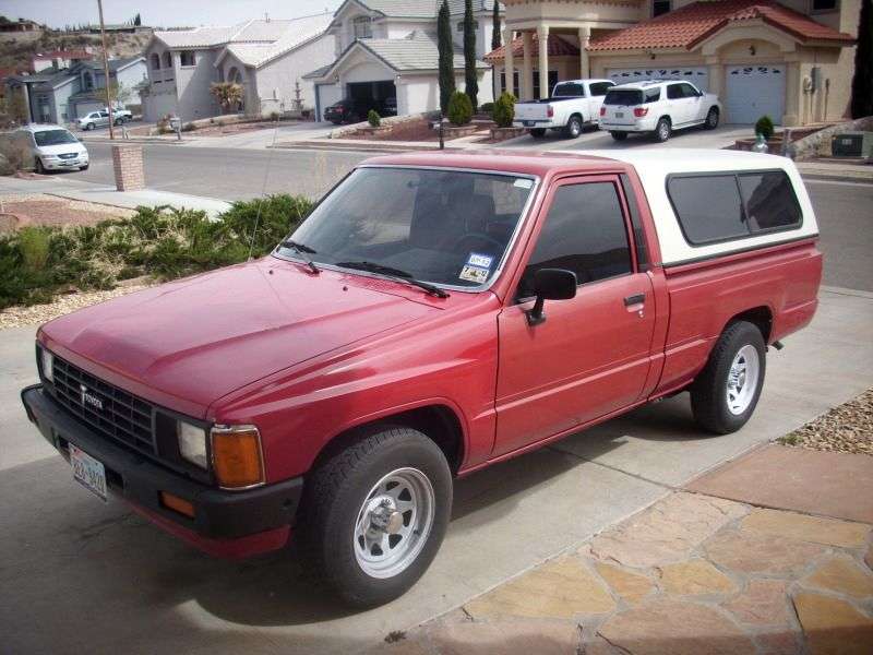 Toyota Hilux, dwudrzwiowy pickup czwartej generacji 2,5 D MT (1983 1984)
