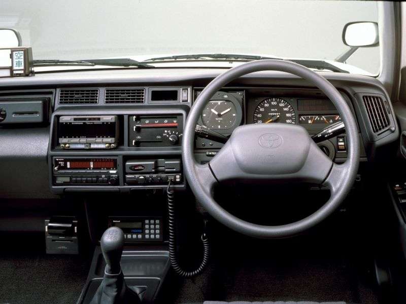 Toyota Comfort 1st generation sedan 2.0 MT (1995 – n.)