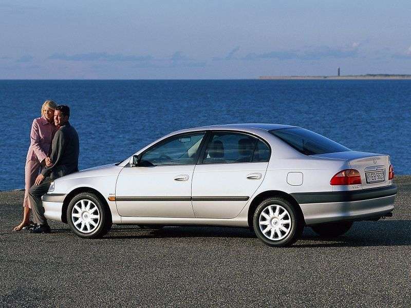 Toyota Avensis sedan 1.generacji 1.8 MT (1997 2000)