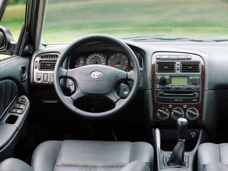 Toyota Avensis 1st generation [restyled] station wagon 2.0 MT (2000–2003)