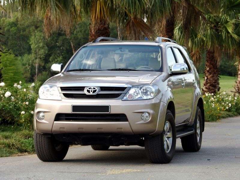 Toyota Fortuner 1st generation SUV 4.0 AT 4WD (2005–2008)