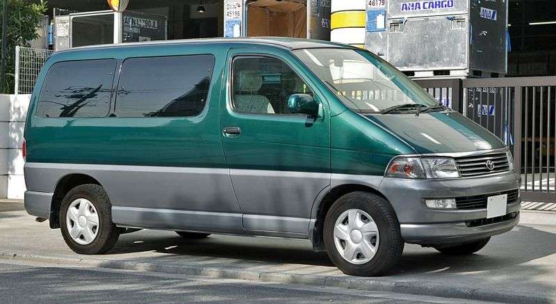 Toyota Regius minivan pierwszej generacji 2.0 MT (1998 2004)