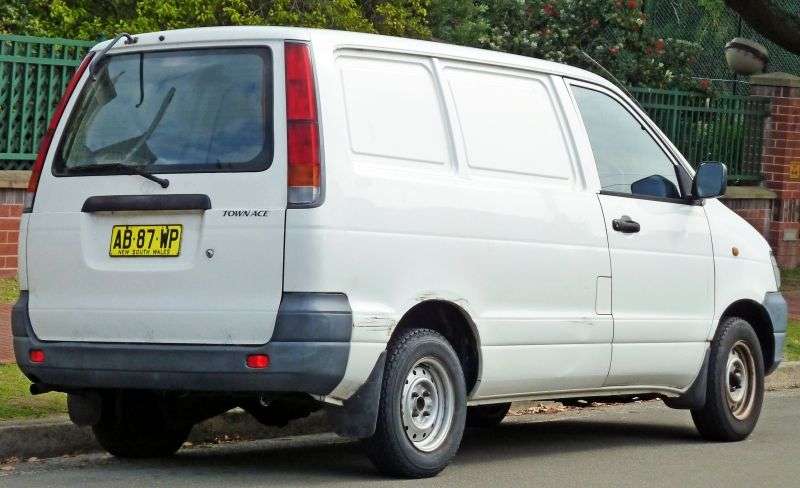 Toyota Town Ace 4th generation van 2.2 D AT (2002–2004)