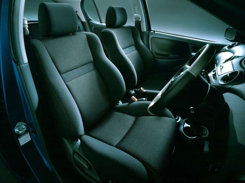 Toyota Vitz XP10 [restyling] RS hatchback 5 dv. 1.5 AT (2005–2001)