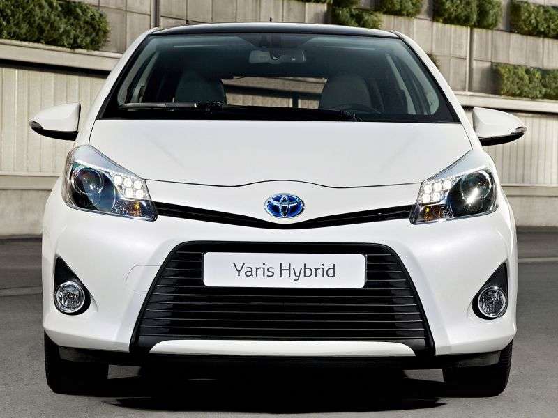 Toyota Yaris UHybrid 5 drzwiowy hatchback 1.5 MultiDrive S (2011 obecnie)