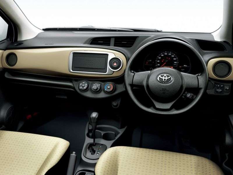 Toyota Vitz XP130hetchbek 1.0 CVT (2010 – v.)