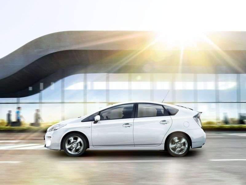 Toyota Prius 3 generation [restyled] hatchback 1.8 CVT Elegance (2011 – present)