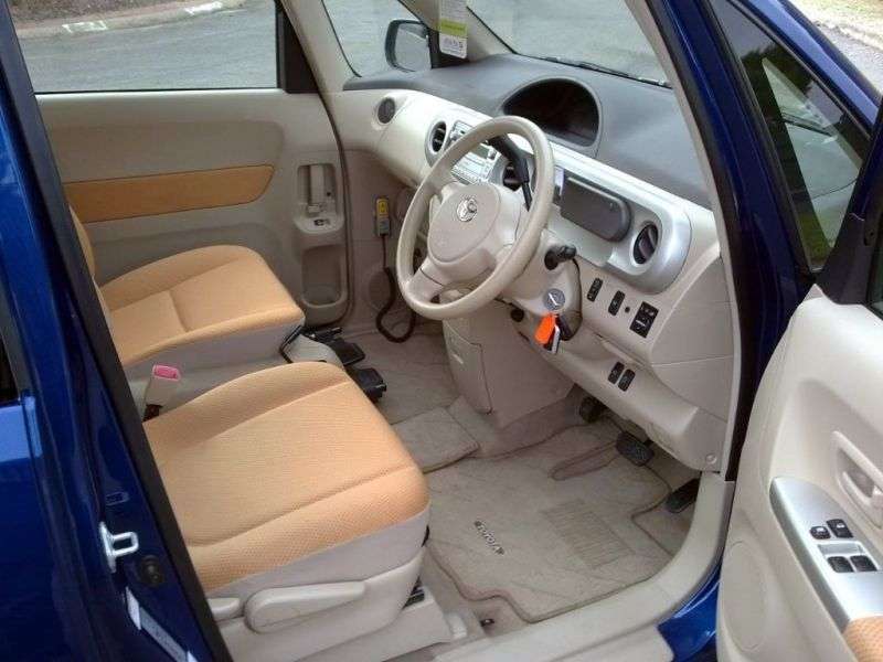 Toyota Porte 1st generation minivan 1.3 AT (2004–2005)